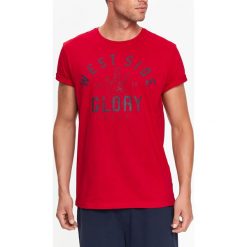 T-SHIRT MĘSKI Z NADRUKIEM. Czerwone t-shirty męskie Top Secret, na zimę, m, z nadrukiem, z bawełny, klasyczne, z kontrastowym kołnierzykiem, krótkie. W wyprzedaży za 9,99 zł.