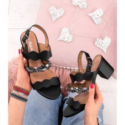 Sandałki damskie Belle Women 6164 Czarne. Czarne sandały damskie BELLE WOMEN, bez wzorów, z tworzywa sztucznego, eleganckie, bez obcasa, na obcasie, ze sprzączką. Za 59,00 zł.