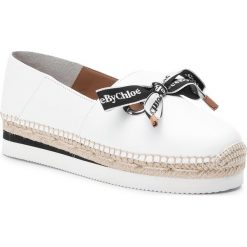 Espadryle SEE BY CHLOÉ - SB33122A Bianco 101. Białe espadryle damskie See by Chloé, z aplikacjami, ze skóry, bez obcasa, na koturnie. W wyprzedaży za 679,00 zł.