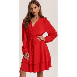 Czerwona Sukienka Eilceran. Czerwone sukienki damskie Renee, s, bez wzorów, bez kołnierzyka, bez rękawów, mini. Za 119,99 zł.