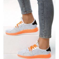 Białe Buty Sportowe Impersonation. Białe buty sportowe damskie Born2be, z aplikacjami, sportowe. Za 79,99 zł.