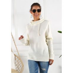 Sweter w kolorze białym. Białe swetry damskie Swetry na chłodne dni, bez wzorów, bez rękawów, bez kaptura. W wyprzedaży za 129,95 zł.