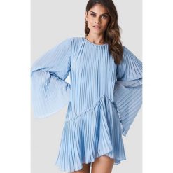 Andrea Hedenstedt x NA-KD Plisowana sukienka - Blue. Niebieskie sukienki asymetryczne marki Andrea Hedenstedt x NA-KD, z poliesteru, z asymetrycznym kołnierzem. Za 202,95 zł.