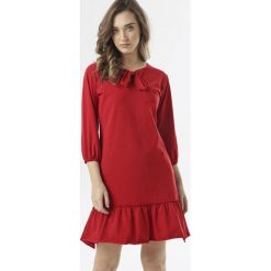 Czerwona Sukienka Morgalla. Czerwone sukienki damskie Born2be, xl, bez wzorów, z dzianiny, bez kołnierzyka, bez rękawów. W wyprzedaży za 59,99 zł.
