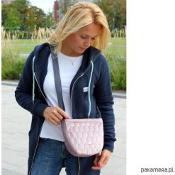 Torebka moon pudrowy róż. Różowe torebki klasyczne damskie Pakamera, bez wzorów, z tkaniny, na ramię, pikowane, bez dodatków. Za 139,00 zł.