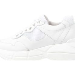 Trampki damskie slip on: Bullboxer Tenisówki i Trampki white