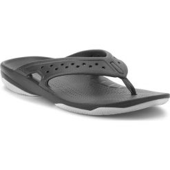 Japonki CROCS - Swiftwater Deck Flip M 204961 Black/Light Grey. Czarne klapki męskie Crocs, z tworzywa sztucznego, bez zapięcia. W wyprzedaży za 139,00 zł.
