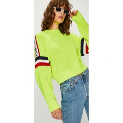 Tommy Jeans - Sweter. Żółte swetry damskie Tommy Jeans, s, bez wzorów, z wełny, z krótkim rękawem, krótkie, bez kaptura. W wyprzedaży za 429,90 zł.