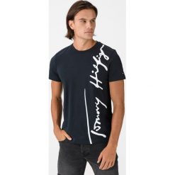 Tommy Hilfiger Koszulka Niebieski. Niebieskie podkoszulki męskie TOMMY HILFIGER, xl, bez wzorów, bez kołnierzyka, z krótkim rękawem, krótkie. Za 223,95 zł.