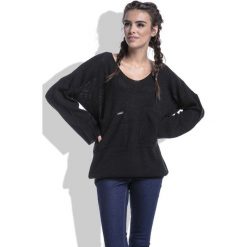 Czarny Sweter w Serek z Kieszeniami z Przodu. Czarne swetry oversize damskie marki Molly.pl, uniwersalny, w prążki, z jeansu, eleganckie. Za 102,90 zł.