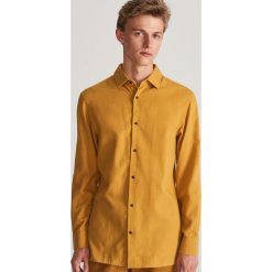 Gładka koszula regular fit - Brązowy. Pomarańczowe koszule męskie Reserved, s, bez wzorów, bez kołnierzyka, bez rękawów. W wyprzedaży za 59,99 zł.