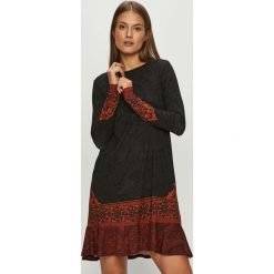 Desigual - Sukienka. Czarne sukienki damskie Desigual, s, bez wzorów, z elastanu, z okrągłym kołnierzem, z długim rękawem, długie, maxi, rozkloszowane. Za 359,90 zł.