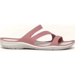 Crocs - Klapki. Czarne klapki damskie Crocs, bez wzorów, z materiału, bez obcasa, na obcasie. Za 159,90 zł.