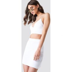 Iva Nikolina x NA-KD Satynowa spódnica mini - White. Białe spódniczki damskie Iva Nikolina x NA-KD, bez wzorów, z satyny, mini. Za 161,95 zł.