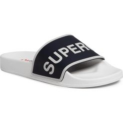 Klapki SUPERGA - 1908 Putpru S711B3W White/Navy A0B. Niebieskie klapki damskie Superga, bez wzorów, z tworzywa sztucznego, bez obcasa. Za 119,00 zł.