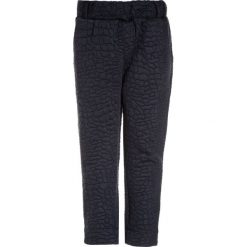 The New EMILIA PANTS Spodnie treningowe black iris. Niebieskie jeansy chłopięce marki The New. W wyprzedaży za 135,85 zł.