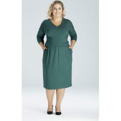 Zielona sukienka midi krótka z kieszeniami, rozporkiem i rękawkiem PLUS SIZE. Zielone sukienki damskie Moda Size Plus Iwanek, na co dzień, na jesień, xl, w paski, klasyczne, z klasycznym kołnierzykiem, plus size, z krótkim rękawem, krótkie, midi, proste. Za 129,00 zł.