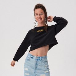 Krótka bluza z haftowanym napisem - Czarny. Czarne bluzy damskie Sinsay, s, z haftami, z krótkim rękawem, krótkie, bez kaptura. Za 39,99 zł.