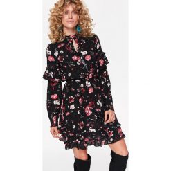 SUKIENKA Z FALBANAMI W KWIATOWY DESEŃ. Czarne sukienki damskie marki Top Secret, na zimę, z nadrukiem, eleganckie, ze stójką, bez rękawów. W wyprzedaży za 59,99 zł.