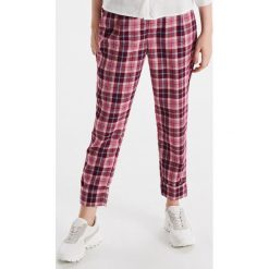 Spodnie tailoring w kratę - Różowy. Różowe spodnie damskie Cropp. W wyprzedaży za 19,99 zł.