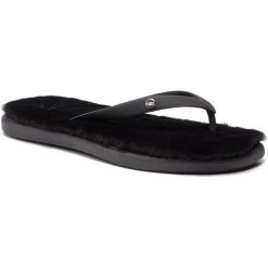 Japonki UGG - W Fluffie II 1099835 W/Blk. Czarne klapki damskie Ugg, bez wzorów, z tworzywa sztucznego, bez obcasa. W wyprzedaży za 209,00 zł.