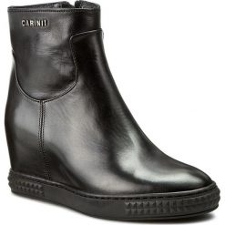 Botki CARINII - B3782 E50-000-PSK-B88. Czarne botki damskie na obcasie marki Carinii, z materiału. W wyprzedaży za 229,00 zł.