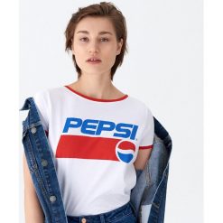 T-shirt z nadrukiem Pepsi - Biały. Białe t-shirty damskie House, s, z nadrukiem, bez kołnierzyka. Za 39,99 zł.