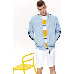 Bluza okryciowa typu bomber. Niebieskie bluzy męskie Top Secret, na lato, m, w paski, eleganckie, z okrągłym kołnierzem, bez rękawów, bez kaptura. W wyprzedaży za 49,99 zł.