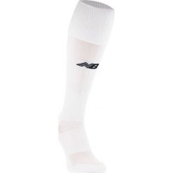 Getry piłkarskie - EMA6133WT. Skarpetogetry męskie piłkarskie New Balance, bez wzorów, z elastanu, do piłki nożnej. W wyprzedaży za 29,99 zł.