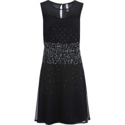 Sukienka z brokatowym wzorem bonprix czarny. Czarne sukienki damskie bonprix, z aplikacjami, bez kołnierzyka, bez rękawów, midi. Za 129,99 zł.