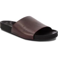 Klapki VAGABOND - Funk 4590-001-39 Bordo. Czerwone klapki męskie Vagabond, ze skóry, bez zapięcia. W wyprzedaży za 219,00 zł.
