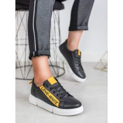 BUTY SPORTOWE LOVE. Buty sportowe damskie JUMEX, bez wzorów, ze skóry ekologicznej, sportowe. W wyprzedaży za 109,00 zł.