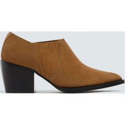 Skórzane botki kowbojskie w kolorze camel. Brązowe botki damskie na obcasie Pull&Bear. Za 299,00 zł.