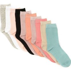 10-pack Mix Kolorów Skarpetki Love Is. Szare skarpetki damskie Born2be, bez wzorów. Za 44,99 zł.