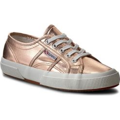 Tenisówki SUPERGA - 2750 Cotmetu S002HG0 Rose Gold 916. Różowe półbuty damskie Superga, na co dzień, bez wzorów, z gumy, bez obcasa, na płaskiej podeszwie, bez zapięcia. W wyprzedaży za 149,00 zł.