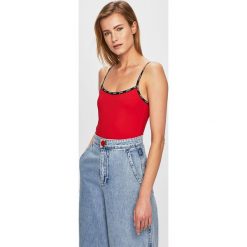 Levi's - Top. Czerwone bluzki damskie Levi's®, s, bez wzorów, z elastanu, z okrągłym kołnierzem, bez rękawów. W wyprzedaży za 119,90 zł.