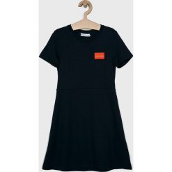 Calvin Klein Jeans - Sukienka dziecięca 128-176 cm. Niebieskie sukienki dziewczęce marki Calvin Klein Jeans, bez wzorów, z elastanu, casualowe, bez rękawów, mini, rozkloszowane. Za 299,90 zł.