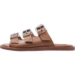 Klapki damskie: Topshop FAMOUS STUDDED Klapki tan
