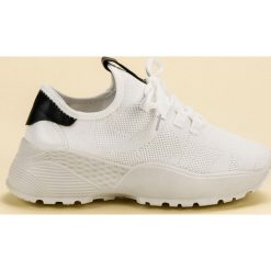 Białe Tekstylne Obuwie Sportowe VICES. Białe buty sportowe damskie vices, bez wzorów, ze skóry, sportowe, trekkingowe. W wyprzedaży za 119,00 zł.