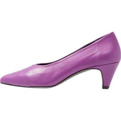 L'INTERVALLE ALBA Czółenka purple. Fioletowe czółenka damskie marki L'INTERVALLE, bez wzorów, ze skóry, bez obcasa. Za 419,00 zł.