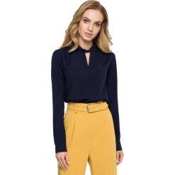 Gładka bluzka z długimi rękawami i supłem pod szyją - granatowa. Bluzki damskie Style, s, z nadrukiem, z elastanu, eleganckie, ze stójką, z długim rękawem. Za 129,00 zł.