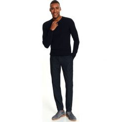 Sweter z przeplotami. Niebieskie swetry męskie Top Secret, na zimę, xxl, bez wzorów, z jeansu, eleganckie, z okrągłym kołnierzem, bez kaptura. W wyprzedaży za 39,99 zł.