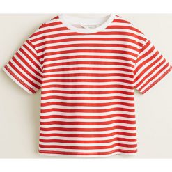 Mango Kids - Top dziecięcy Lines 110-164 cm. Czerwone bluzki dziewczęce Mango Kids, bez wzorów, z bawełny, z okrągłym kołnierzem, z krótkim rękawem, krótkie, bez kaptura. W wyprzedaży za 22,90 zł.