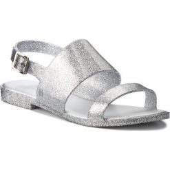 Sandały MELISSA - Classy Ad 31897 Glass Silver Glitter 03895. Szare klapki damskie Melissa, z aplikacjami, z tworzywa sztucznego, bez obcasa, na obcasie. W wyprzedaży za 169,00 zł.