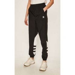 Adidas Originals - Spodnie sportowe. Czarne spodnie damskie z poliesteru. Za 249,90 zł.