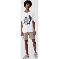 Koszulka z czaszką z pióropuszem. Białe koszulki męskie Pull&Bear, m, bez wzorów, bez kołnierzyka, z krótkim rękawem, krótkie. Za 49,90 zł.