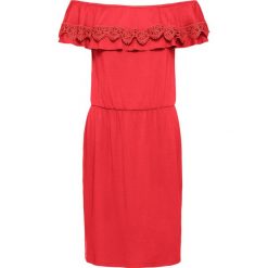 Sukienka shirtowa z dekoltem "carmen" bonprix czerwony sygnałowy. Czerwone sukienki damskie bonprix, bez wzorów, z koronki, bez kołnierzyka, bez rękawów. Za 89,99 zł.