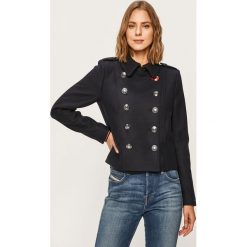 Tommy Hilfiger - Kurtka. Niebieskie kurtki damskie TOMMY HILFIGER, z haftami, z poliesteru, krótkie. W wyprzedaży za 999,90 zł.