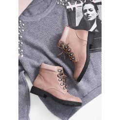 Różowe Traperki Autumn Breaker. Czerwone buty zimowe damskie Born2be, na obcasie. Za 109,99 zł.