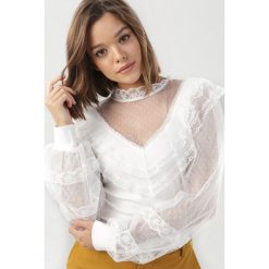 Biała Bluzka Acalephite. Białe koszule damskie Born2be, s, bez wzorów, bez kołnierzyka, bez rękawów. Za 99,99 zł.